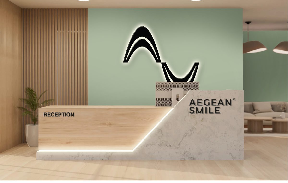 Χώρος υποδοχής Aegean Smile — τρισδιάστατη απεικόνιση με dimensional λογότυπο σε sage τοίχο
